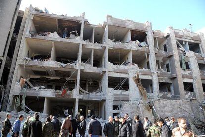 Foto de la agencia SANA de un edificio destrozado por el atentado.