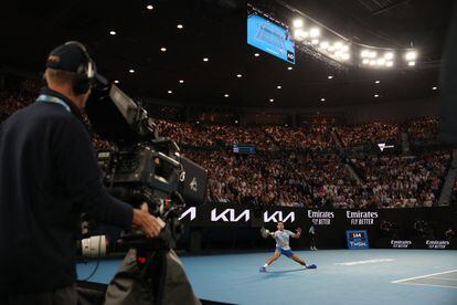 Djokovic golpea la bola durante la final del Open de Australia. 