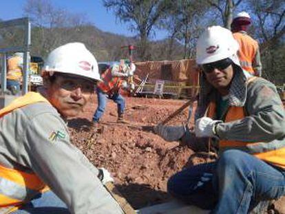 Obreros trabajan sobre el pozo Margarita 5 en el sur de Bolivia. El pozo podría ser uno de los mayores pozos de gas natural del sureste de Bolivia si se confirman los datos sobre su caudal que analizarán la próxima semana los ingenieros de Repsol en Bolivia.