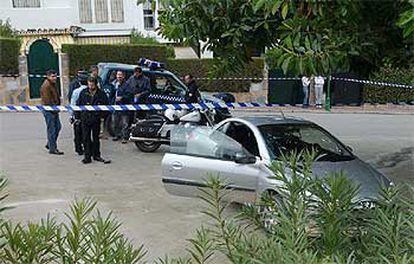 Un grupo de policías, junto al coche de los agresores y del agente herido en un  tiroteo en Marbella.