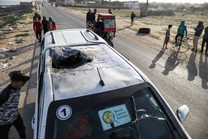Estado de uno de los vehículos del convoy de la ONG World Central Kitchen que fue alcanzado por el ataque israelí.  )
