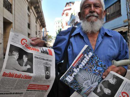 Un vendedor de peri&oacute;dicos muestra una edici&oacute;n de Granma, en cuya portada se aprecia la imagen de los presidentes Ra&uacute;l Castro, de Cuba, y Hugo Ch&aacute;vez, de Venezuela. 