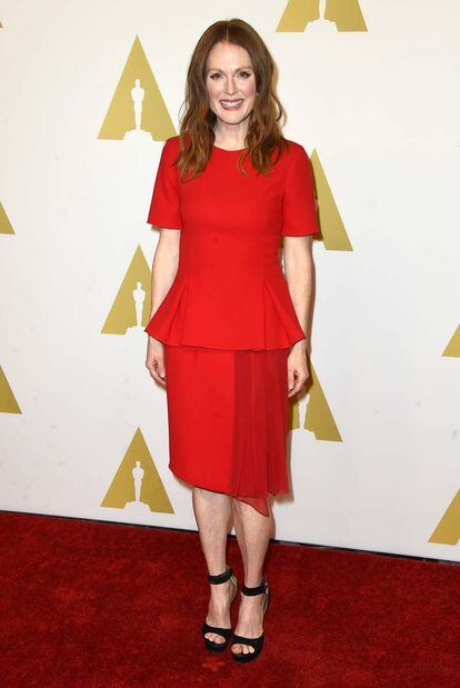 Julianne Moore, nominada por su papel en Siempre Alice, escogió un conjunto rojo anaranjado de Prabal Gurung.