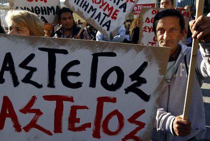 Marcha de personas &#039;sin techo&#039; en Atenas para reclamar una sanidad universal y gratuita.