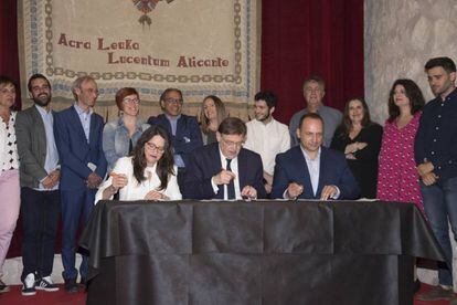 Firma del acuerdo entre Mónica Oltra, Ximo Puig y Rubén Martínez, en Alicante.