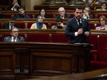 El presidente Pere Aragonès responde una pregunta durante el pleno, en la izquierda de la imagen, el conseller de economia, Jaume Giro.