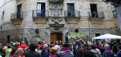 Decenas de personas participan este viernes en la ofrenda floral a la Virgen de Begoña en el casco viejo de Bilbao.