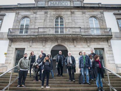 Miembros de colectivos art&iacute;sticos protestan ante el museo Marco. 