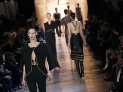 Desfile de Yves Saint Laurent, ayer en la semana de la moda de Par&iacute;s.