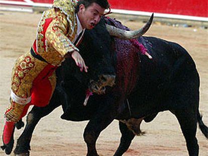 Gómez Escorial, durante los momentos angustiosos en que entró a matar a su segundo toro.
