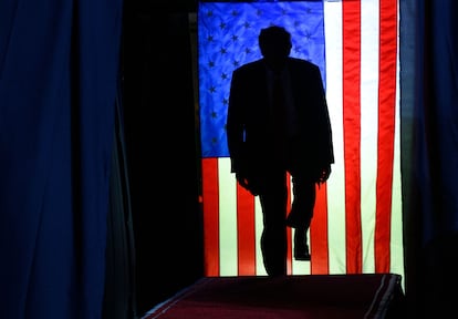 Donald Trump sube al estrado para dirigirse a sus partidarios en un acto de campaña, este sábado en Erie (Pensilvania).
