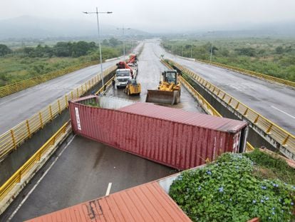 Autoridades venezolanas remueven los contenedores que bloqueaban el paso en el puente de Tienditas, el pasado 14 de diciembre.