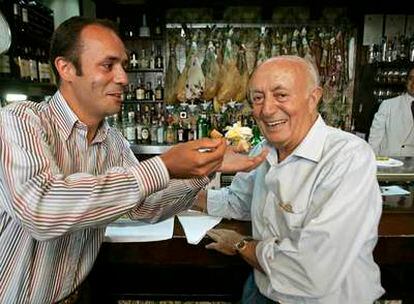 Lucio Blázquez y su hijo Javier bromean en su célebre restaurante.