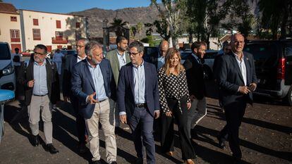 El ministro de la Presidencia, Félix Bolaños (ene el centro), y el presidente de Canarias, Ángel Víctor Torres (a la izquierda) llegan a la reunión de la Comisión Mixta para la Reconstrucción, Recuperación y Apoyo a la isla de La Palma, este lunes.