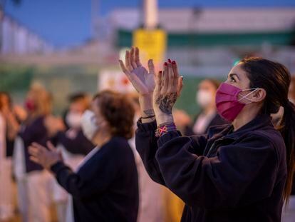 Aplausos al personal sanitario a las puertas del Hospital Virgen de Macarena de Sevilla.