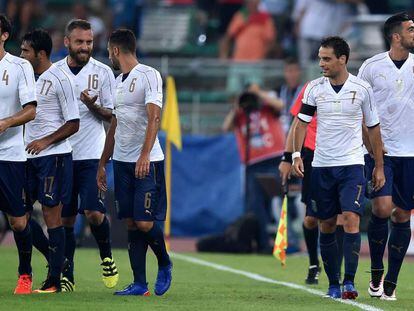 Los jugadores italianos comentan una acci&oacute;n en el amistoso ante Francia