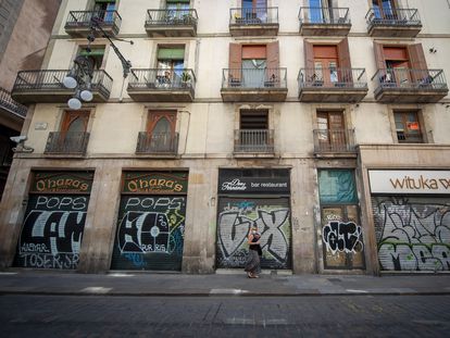 Comercios cerrados en la calle de Ferran, en Barcelona.