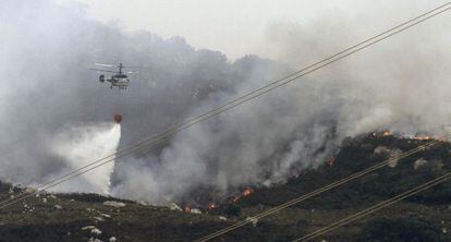 Un helicóptero, durante las labores de extinción del incendio.
