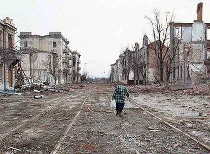 Una mujer camina por una calle de la devastada capital de Chechenia, Grozni, en una foto de marzo de 2000 tras la segunda guerra.