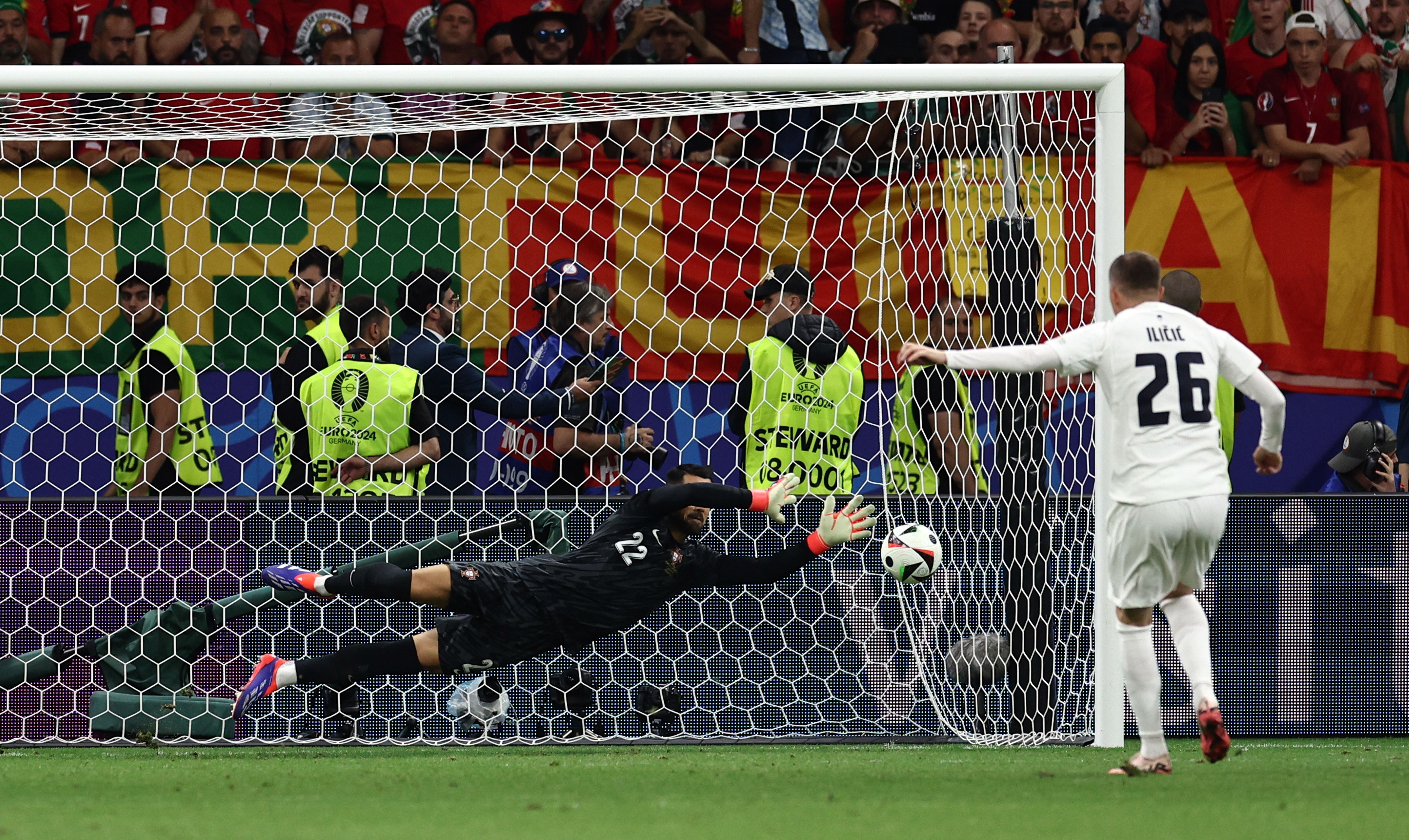 Diogo Costa alarga la vida de Cristiano Ronaldo en la élite