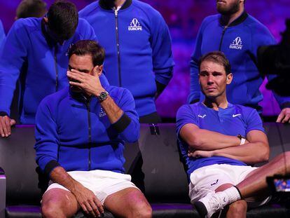 Federer (izquierda) y Nadal, lloran en la despedida del suizo tras su partido de dobles en el O2 Arena de Londres.