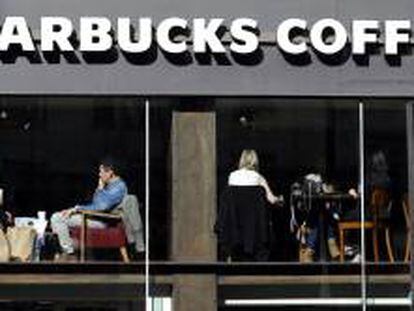Howard Schultz, presidente y consejero delegado de Starbucks Coffee Company, explicó que la aceleración de la actividad de promoción y expansión en Asia contribuyeron de manera significativa a estos "sólidos resultados". EFE/Archivo