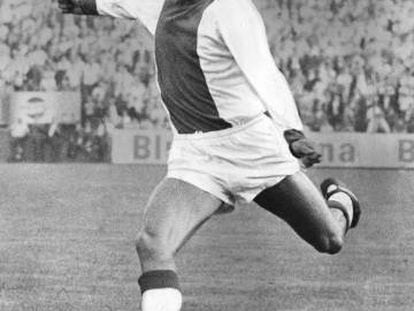 Cruyff dispara durante un Ajax-Bayern de 1973.