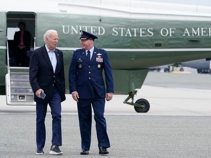 El presidente de Estados Unidos, Joe Biden, en la base aérea de Delaware, antes de iniciar su viaje a Londres, este domingo.