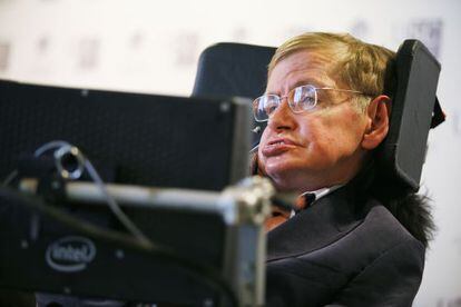 El físico Stephen Hawking da una rueda de prensa ante los medios gallegos en el Hotel Porta do Camiño en su visita a Santiago de Compostela (A Coruña).