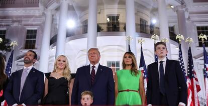 El presidente de EE UU, Donald Trump, junto a la primera dama, Melania Trump, y miembros de su familia.