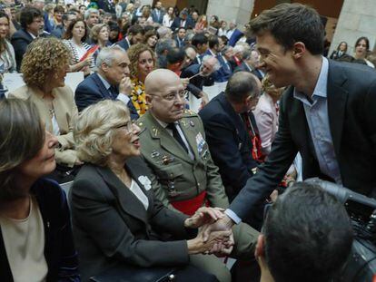 Íñigo Errejón saluda a Manuela Carmena, en el acto del Dos de Mayo.