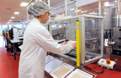 Una mujer trabaja en la producción de vacunas en una planta de Glaxo.