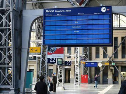 Problemas en los paneles informativos en la estación de trenes de Frankfurt, este lunes.