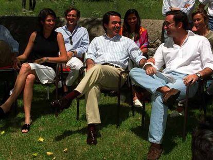 Aznar conversa con Alejandro Agag en un encuentro del <i>clan de Becerril,</i> en mayo de 2000.
