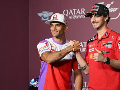 Jorge Martín y Francesco Bagnaia durante un evento de prensa conjunto, previo al Gran Premio de Qatar.