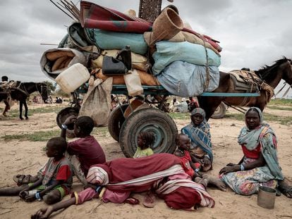 Una familia sudanesa, junto a sus pertenencias, espera junto a la frontera de Chad el pasado julio, tras huir de Darfur.