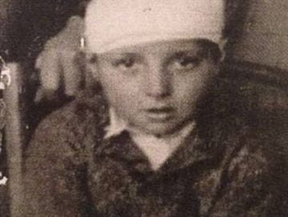 El pequeño Vicente con un vendaje en la cabeza en 1939.