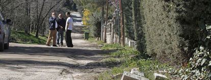 Una de las calles de Montencinar, sin asfalto, farolas o alcantarillas.