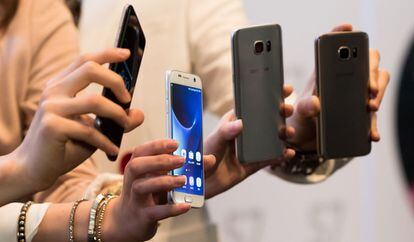 Un grup d'usuaris mostren el Samsung Galaxy S7.