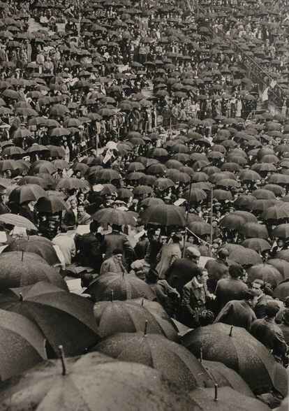 Un mar de paraguas puebla la plaza de toros de La Monumental para asistir a un mitin. La foto está sin fechar (VEGAP /CDMH).