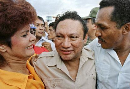 Manuel Antonio Noriega es recibido por sus seguidores a su llegada a la ciudad de David, a 350 kilómetros de la capital panameña, el 14 de junio de 1987.