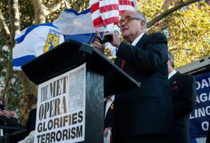 El exalcalde de Nueva Yorj, Rudolph Giuliani, en el mitin previo a la opera en protesta por su representación.