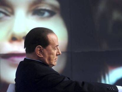Silvio Berlusconi en primer plano y su exmujer Veronica Lario en el fondo de la imagen.