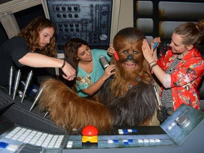 Chewbacca poniéndose guapo para el Día del Orgullo Friki.