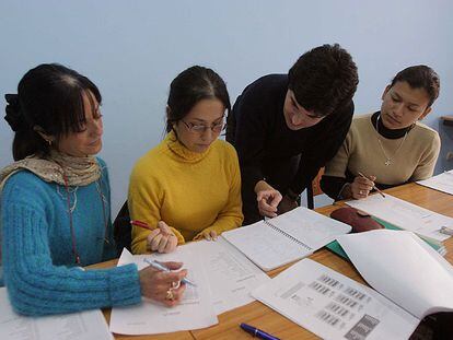 Varios alumnos aprendern euskera en un 'euskaltegi' municipal guipuzcoano.