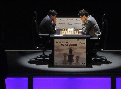 Viswanathan Anand (a la izquierda) y Vladímir Krámnik, durante la partida de ayer.
