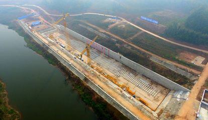 Vista a&eacute;rea general del recinto en el que se est&aacute; construyendo la r&eacute;plica fluvial del &#039;Titanic&#039; en Daying (China).