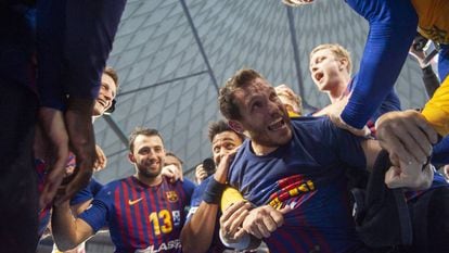 Los jugadores del Barça celebran el título de liga.