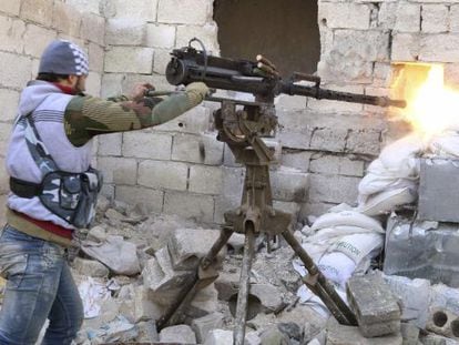 Un combatiente del Ej&eacute;rcito Libre de Siria dispara su arma contra las tropas de El Asad en Alepo el 25 de enero.