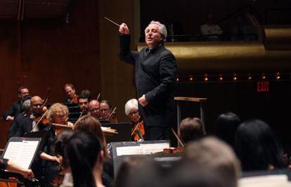 Manfred Honeck dirigiendo la Filarm&oacute;nica de Nueva York en la &#039;Sinfon&iacute;a n&uacute;mero 4&#039; de Brahms.